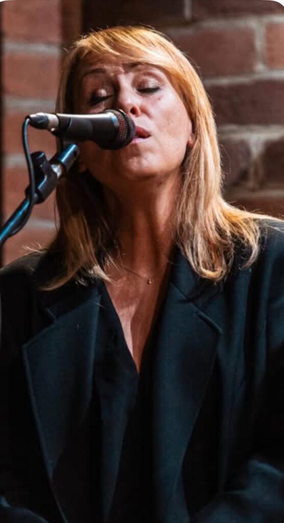 Elena Rosselli ci spiega Il Malinteso della Gola: Perché Cantare "Di Forza" Blocca il Suono
